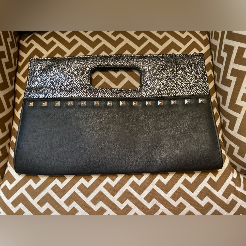 Clutch black